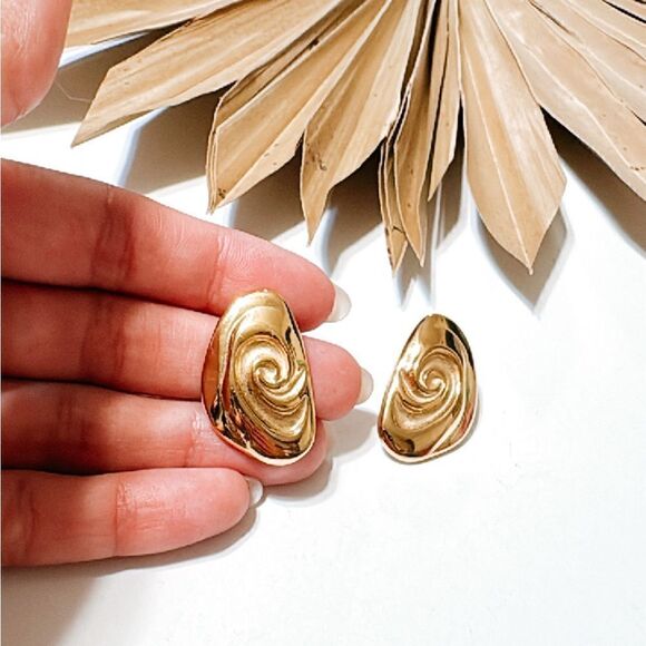 Gold geo stud earrings M339 - Picture 5 of 6